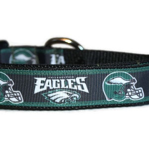Puede incluir: Collar para perro negro y verde con un logotipo de los Philadelphia Eagles blanco y un dise&ntilde;o de casco.