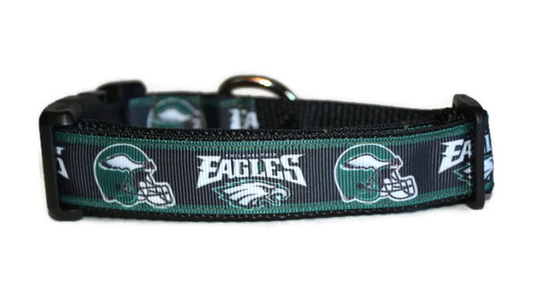 Puede incluir: Collar para perro negro y verde con un logotipo de los Philadelphia Eagles blanco y un dise&ntilde;o de casco.