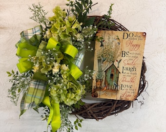 素朴な鳥小屋をイメージしたリース • 緑のアジサイと水玉模様のリボンのドア飾り • ファームハウス風の春の壁飾り