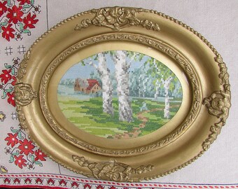 Vintage handgeborduurd tapijt, sierlijke gouden lijst, landschapsscène