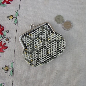 Vintage Damen Portemonnaie mit Perlen, altes Münztäschchen mit Kunststoffperlen, Kiss Lock Portemonnaie der 1970er Jahre, Vintage Münzgeldbeutel, Portemonnaie mit Metallverschluss