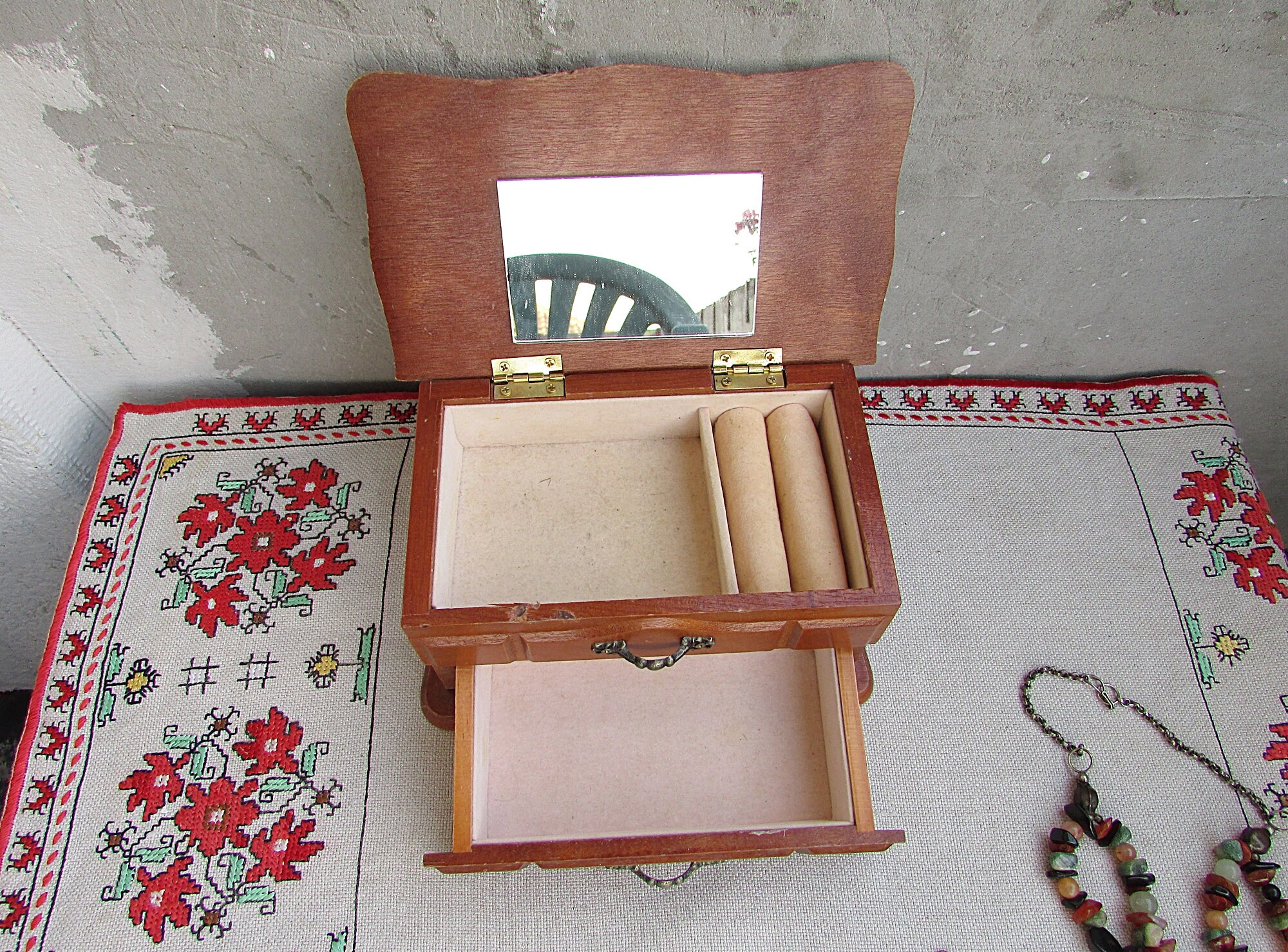Boîte à Bijoux Vintage En Forme D'armoire - Occasion - Décoration Ancienne Et Pratique