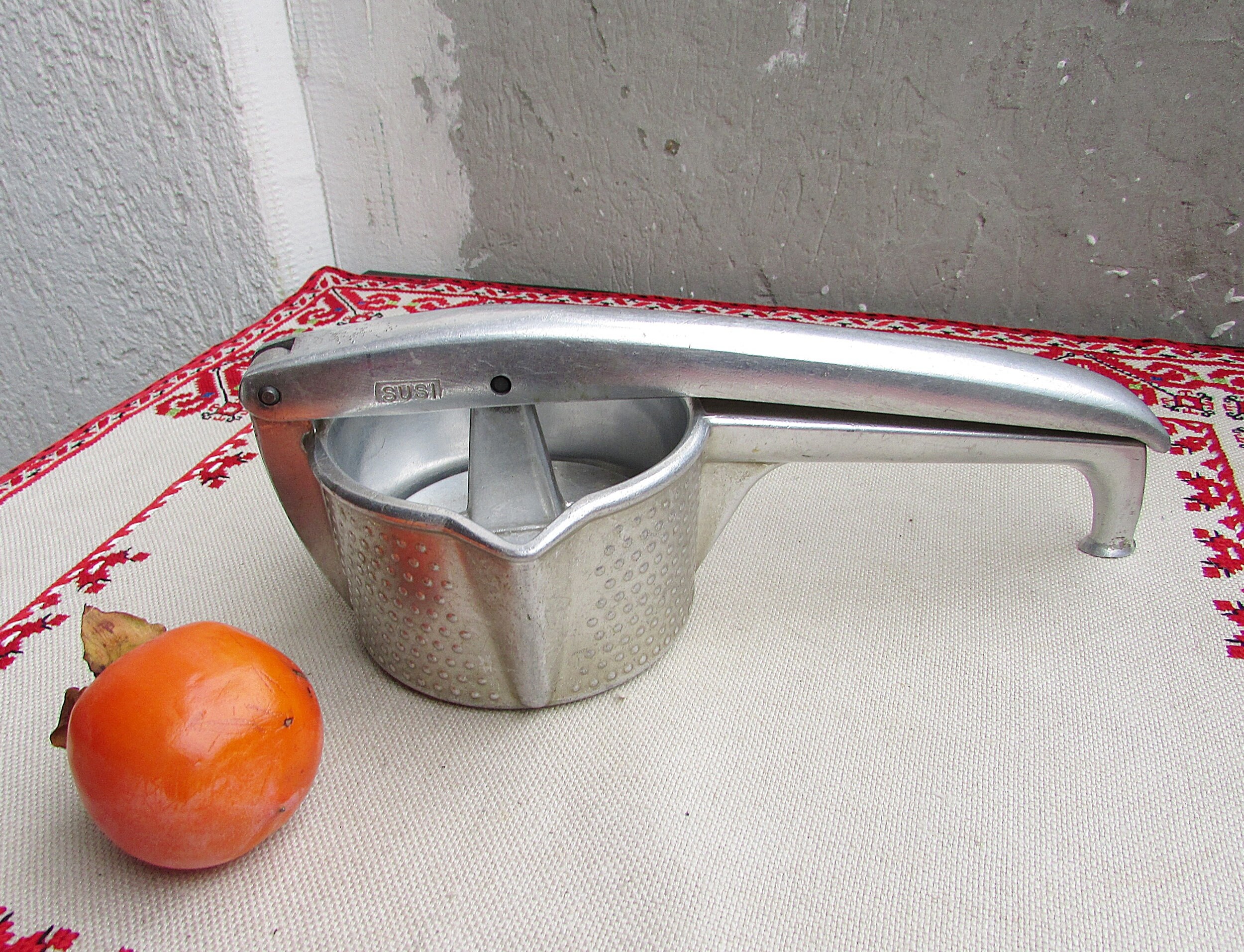 Manual Juicer / Fruit Squeezer with 17oz Built-in Strainer