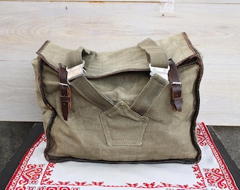 Vintage canvas toeristenrugzak uit de jaren 70: militaire kaki leren riemen