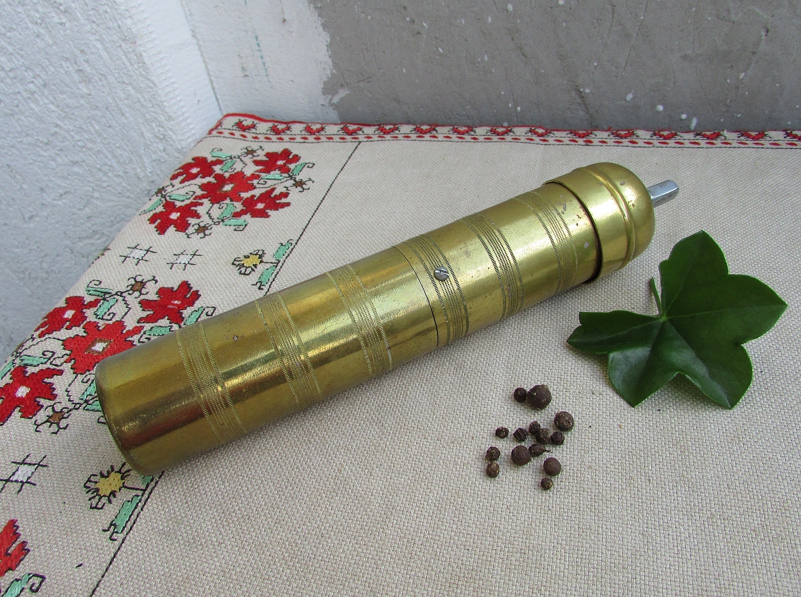 Ancien Moulin à épices/poivre En Laiton Avec Manivelle (hauteur 8cm)
