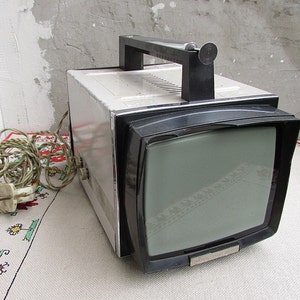 Vintage Analogic Portable Russian Tv Model Electronica VL-100, Made in USSR, Car Tv 12 / 220 Volts Supply, Ricevitore Tv "東лектроника VL-100"