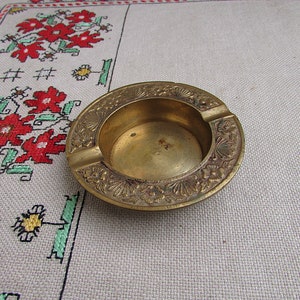 Cenicero de latón vintage, cenicero de latón pequeño para dos cigarrillos, Tobacciana vintage, motivos de flores cenicero de latón, cenicero de recuerdo de latón