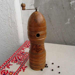 Vintage Holz Pfeffermühle, Holz Pfeffermühle #2, handgemachte Mühle, handgeschnitzte Holzmühle, Vintage Kaffee Gewürzmühle