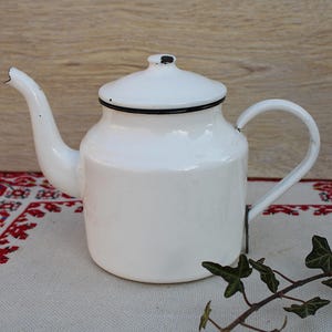 Small White Enamelled Teapot, White Enamelled Kettle, Small Enamel Tea Pot, Enamelled Coffee Pot, Vintage Enamelware, Vintage Kitchen Decor