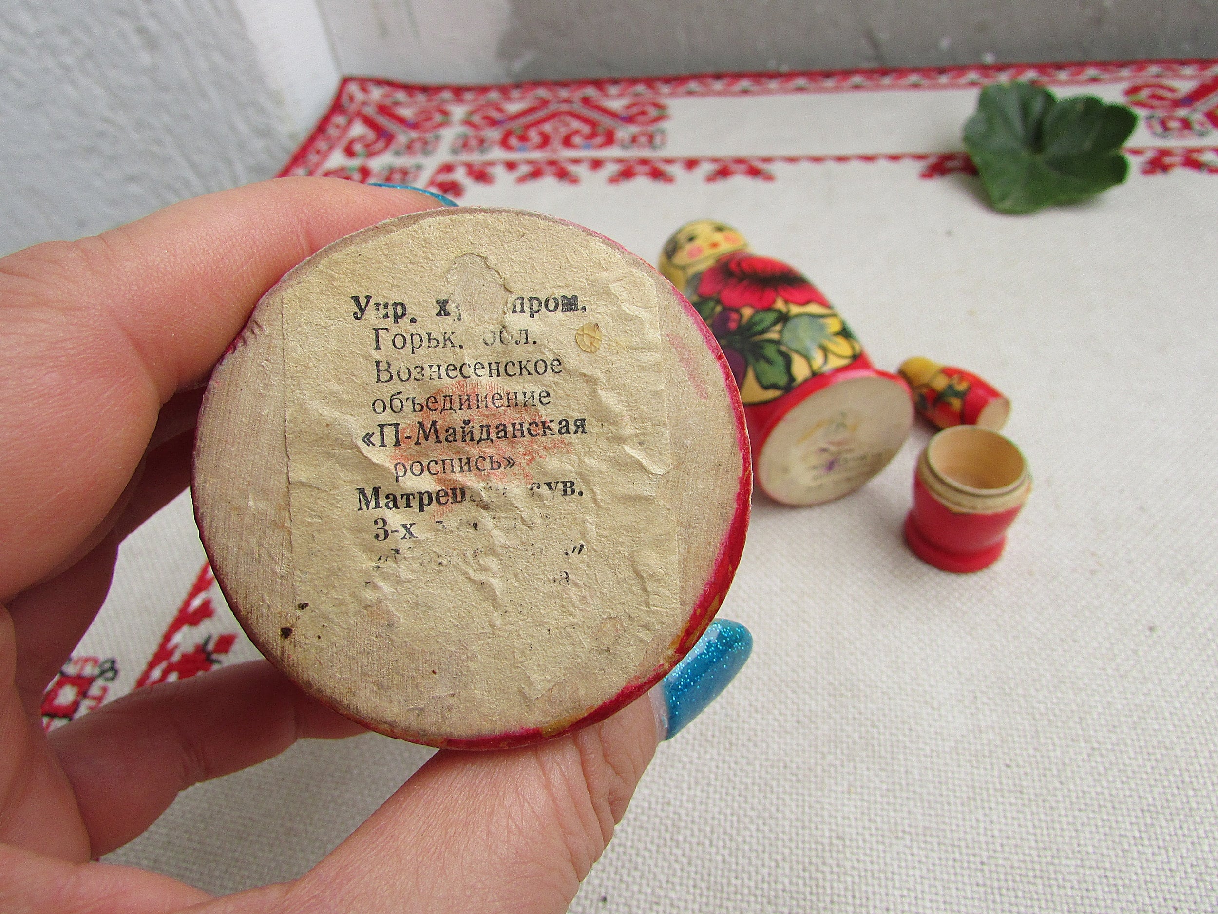 Traditionele Russische Nestpoppen Die Verspreid Zijn In Een Puinhoop Op Wit Witte Achtergrond Image162349070
