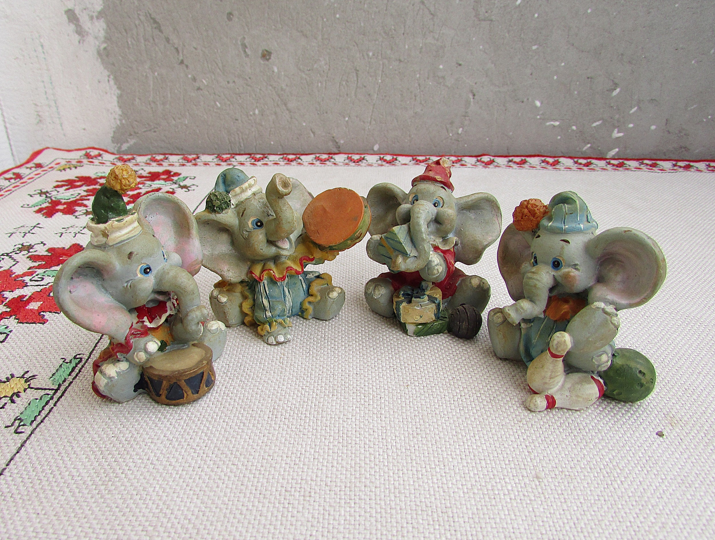 ヴィンテージの小さな陶器の象の置物、遊ぶ小さな象4体、コレクター