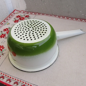 Vintage Enamelled Colander 1970&#39;s, Rustic Strainer with Handle, Large Metal Strainer Colander, Old Metal Sieve, Rustic Kitchen Décor