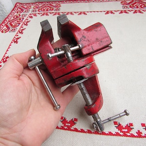 étau d&#39;horloger vintage, petit étau de table, étau de passe-temps, étau de bijoutier, ancien étau en métal, étau de banc vintage, décor rustique, décor industriel