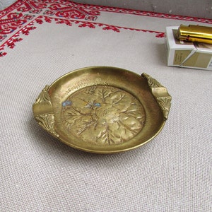 Cenicero de latón vintage, cenicero de latón pequeño antiguo para dos cigarrillos, tobacciana vintage, cenicero de latón único, cenicero de recuerdo de latón