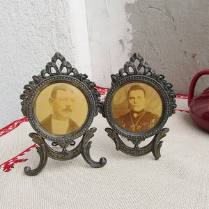 Par de retratos fotográficos franceses antiguos de la década de 1920 en marcos, Fotos retro en blanco y negro de hombre y mujer en marcos de latón, Marcados