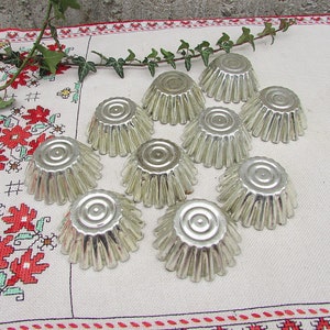 Vintage Gebäckform, Set mit 10 Muffinbechern, 10 kleinen Gebäckformen, Muffinformen, Metallzinnkuchenform, Kuchenformen, Küchendekoration Bild 6