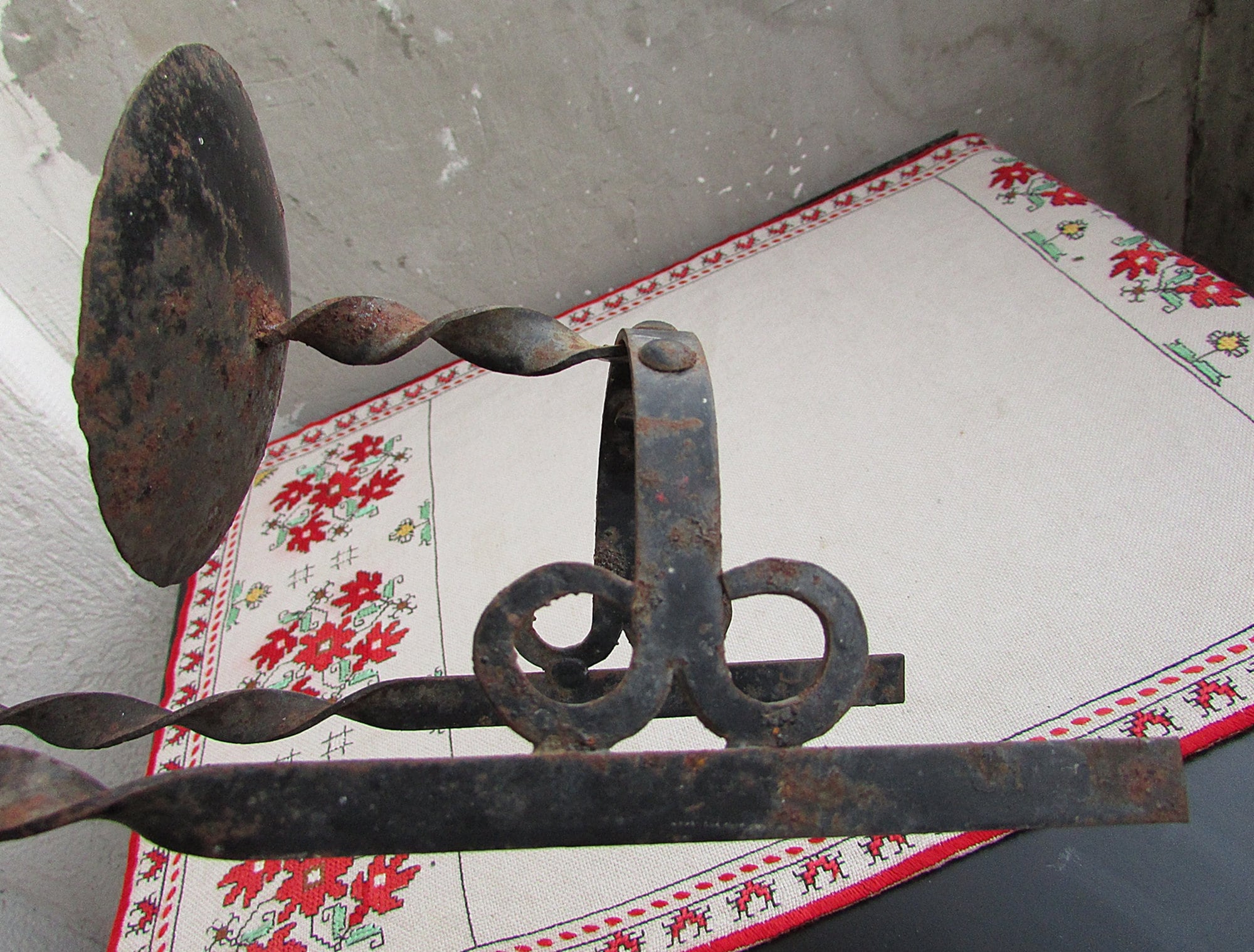 ヴィンテージ錬鉄製壁掛けキャンドルスタンド、素朴な70年代風装飾