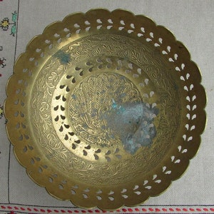 Vintage Brass Footed Bowl, Brass Pedestal Bowl, Peacock Floral Bowl with Scalloped Edge, Ornate Fruit Dish, Decorative Etched Brass Bowl