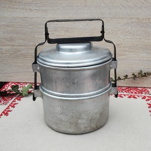 Vintage gestapelde aluminium lunchemmer: militaire puinhoop, rustiek keukendecor