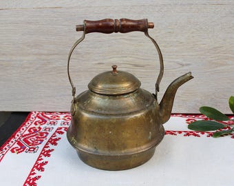Tetera vintage de latón con mango de madera - Decoración rústica