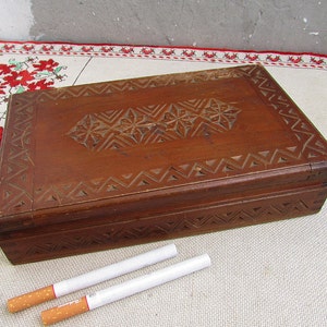 Scatola di sigarette in legno vintage, scatola di legno fatta a mano bulgara anni '70, custodia per sigarette intagliata a mano, porta sigarette, regalo per fumatori