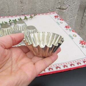 Vintage Gebäckform, Set mit 10 Muffinbechern, 10 kleinen Gebäckformen, Muffinformen, Metallzinnkuchenform, Kuchenformen, Küchendekoration Bild 9