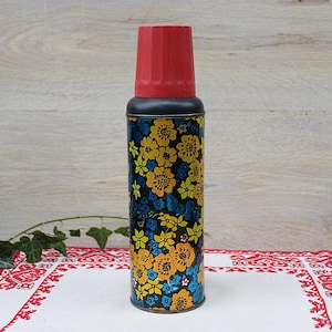 Vintage reisthermos: kleurrijke Bulgaarse koffietheefles