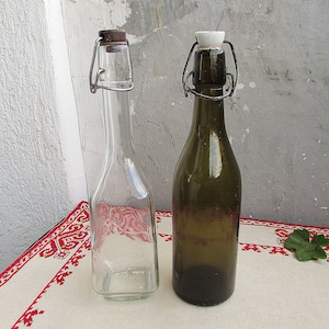 Zwei Original Vintage Glasflaschen 500ml, Deckelflasche mit Aufklappdraht Keramik Stopper 1960er Jahre, Lemonade Flasche, Antikes Glas Bottlеs