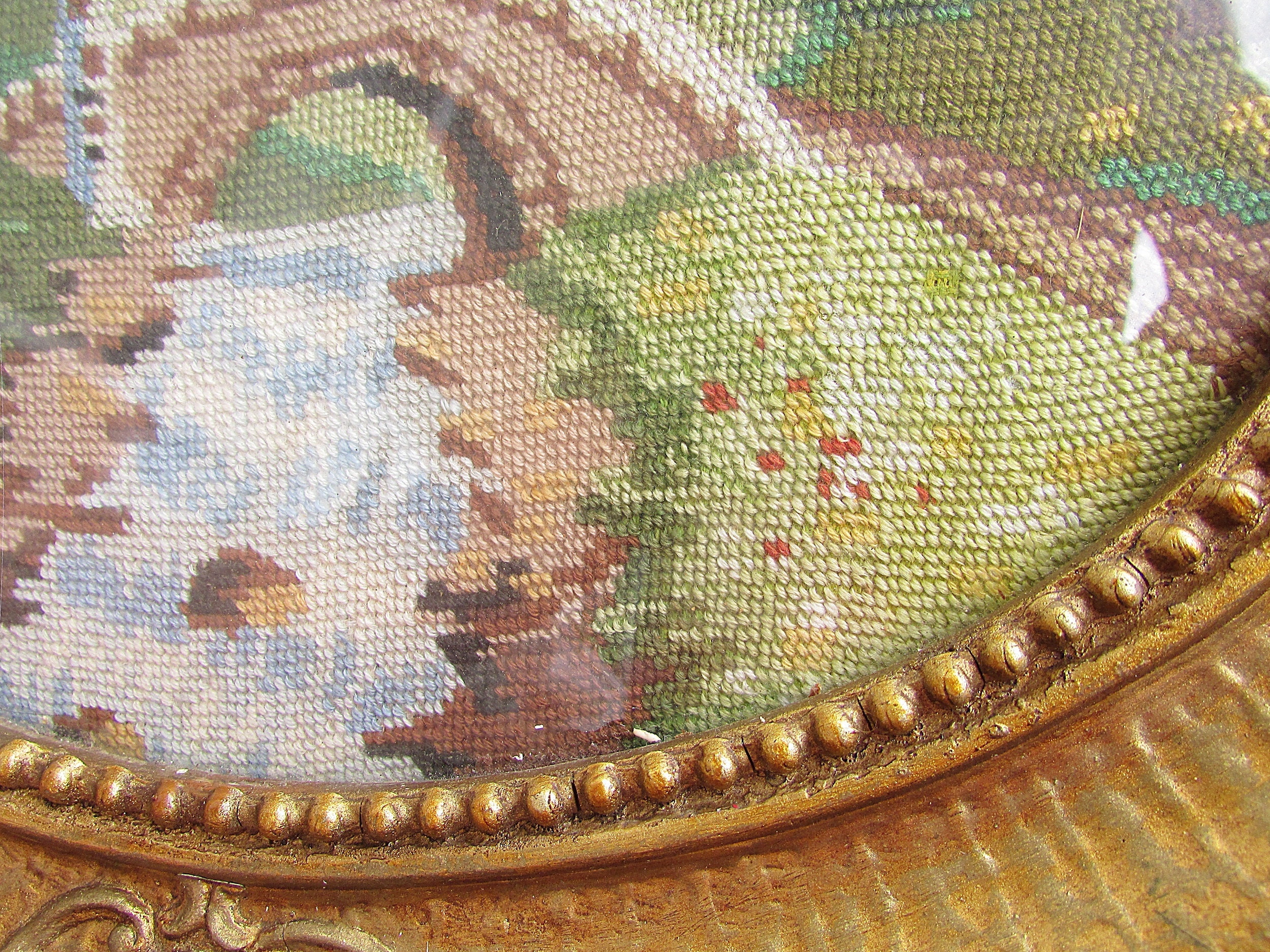 ヴィンテージ刺繍タペストリー：華やかな金枠の手作りゴブラン織り