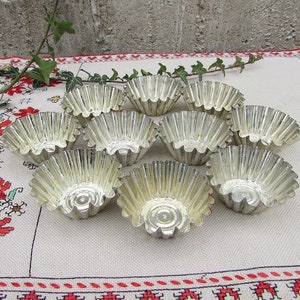 Vintage Gebäckform, Set mit 10 Muffinbechern, 10 kleinen Gebäckformen, Muffinformen, Metallzinnkuchenform, Kuchenformen, Küchendekoration Bild 2