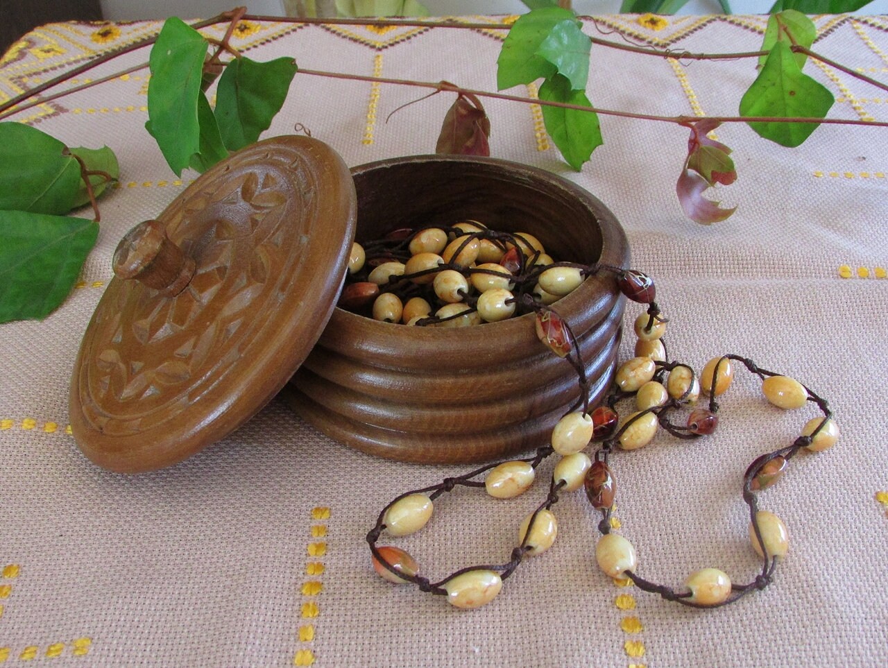 Boîte à Bijoux Ronde En Bois Sculpté - Vintage - Diamètre 17 Cm