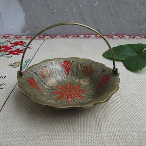Vintage Brass Bowl, Mini Brass Bowl, Floral Bowl with Scalloped Edge, Ornate Candy Fruit Dish, Etched Brass Bowl with Handle