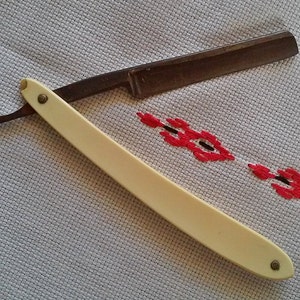 Vintage Eskilstuna Sweden Barber&#39;s Straight Razor, White Bakelite Handle, Sharp Shaving Razor Blade, Retro Collectible Razor