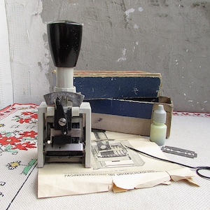 Timbro data vintage in scatola originale, numerazione automatica vintage, vecchio timbro poligrafico, timbro a mano numerato, vecchio timbro datato