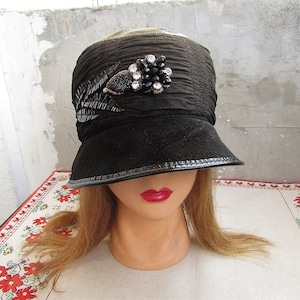 Vintage dames herfst-winter suède hoed met broche, dameshoed van natuurlijk leer jaren 70, handgemaakte lederen hoed, ouderwetse hoed