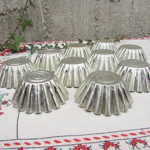 Vintage Gebäckform, Set mit 10 Muffinbechern, 10 kleinen Gebäckformen, Muffinformen, Metallzinnkuchenform, Kuchenformen, Küchendekoration Bild 5
