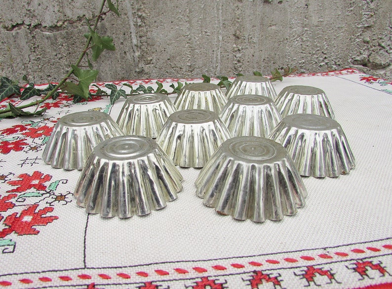 Vintage Gebäckform, Set mit 10 Muffinbechern, 10 kleinen Gebäckformen, Muffinformen, Metallzinnkuchenform, Kuchenformen, Küchendekoration Bild 5