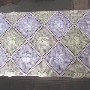 Toalha de mesa de renda de crochê feita à mão: decoração shabby chic branca e amarela (55 x 55 polegadas)