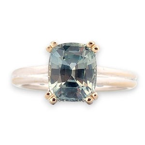 K&ouml;nnte beinhalten: Ein goldener Ring mit einem gr&uuml;nen Edelstein im Kissen-Schliff, der in einer Vier-Kralle-Fassung sitzt.