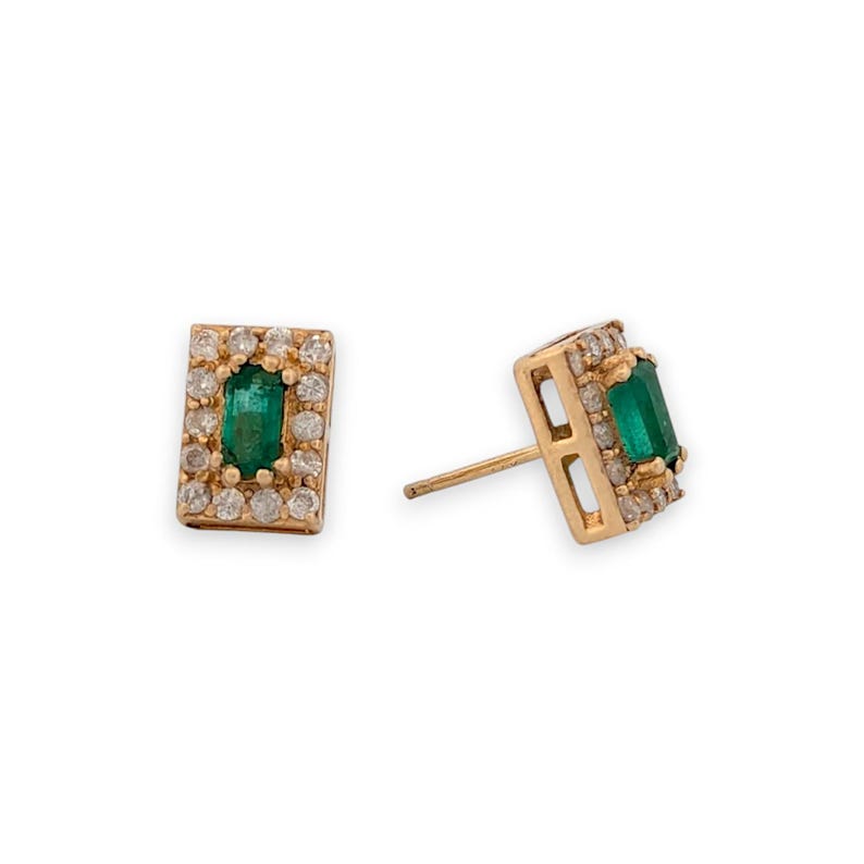 Op de afbeelding: Een paar gouden oorbellen met smaragdgroene edelstenen omringd door een halo van kleine diamanten.
