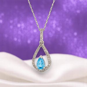 Ciondolo Avery Blue Topaz, oro bianco 10 carati con topazio blu svizzero a forma di pera e diamanti naturali, elegante regalo di alta gioielleria, catena da 18 pollici