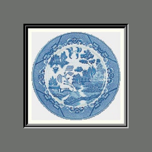 Könnte beinhalten: Ein blauer und weißer Porzellanteller mit traditionellem chinesischem Design. Der Teller zeigt eine Landschaft mit einer Brücke, Bäumen und einem Haus.