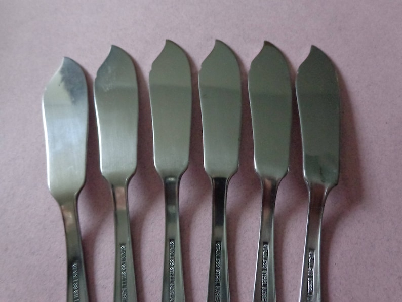Unknown Mfg Flatware 6 Knives knife Stainless Fish Knives Black accents Unknown pattern