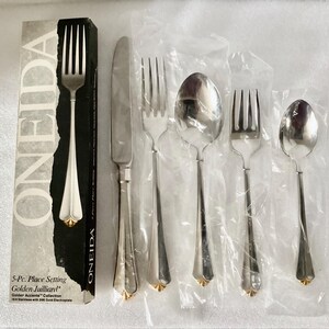 thumbnail image 2 of Oneida Juilliard Stainless Steel Dinner Spoons – Set Of 4, Ornate Plume Pattern, Dishwasher Safe 2 of 4