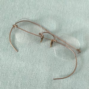 Hexagon shape Frameless Eye Glasses Wire bows gold accent Eye Wear