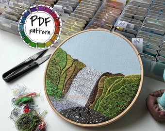 Paysage de cascade, motif de broderie à la main. Modèle de broderie à la main PDF. DIY. Broderie Hoop art, Broderie à la main, Décor. Didacticiel vidéo