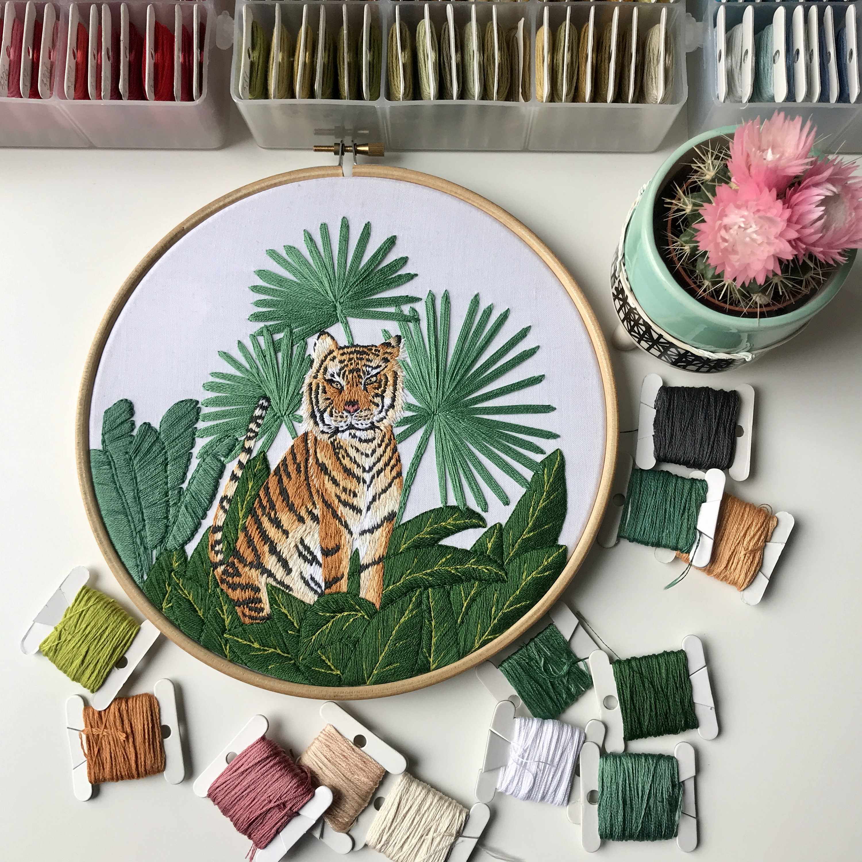 ジャングルのトラ。刺繍ガイドとビデオチュートリアル付きの手刺繍