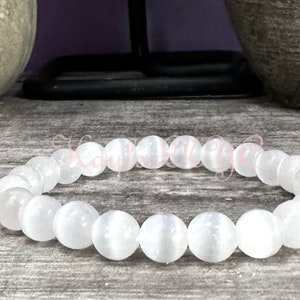 Puede incluir: Un brazalete de piedras preciosas blancas con cuentas redondas. El brazalete est&aacute; hecho de piedras lisas y pulidas.