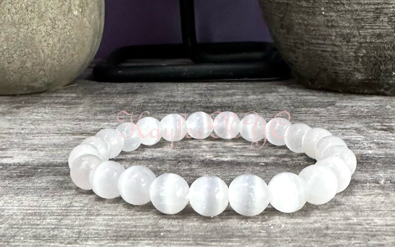 Puede incluir: Un brazalete de piedras preciosas blancas con cuentas redondas. El brazalete est&aacute; hecho de piedras lisas y pulidas.