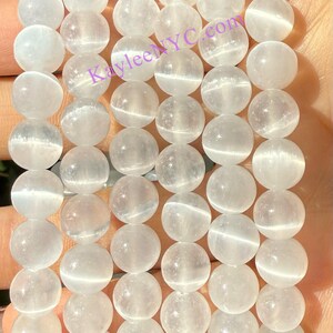 Puede incluir: Un brazalete hecho de cuentas de piedras preciosas blancas. Las cuentas son redondas y tienen un acabado liso y pulido. El brazalete est&aacute; hecho de m&uacute;ltiples hileras de cuentas, y las cuentas son todas del mismo tama&ntilde;o. El brazalete es una pieza de joyer&iacute;a ligera, aireada y delicada.